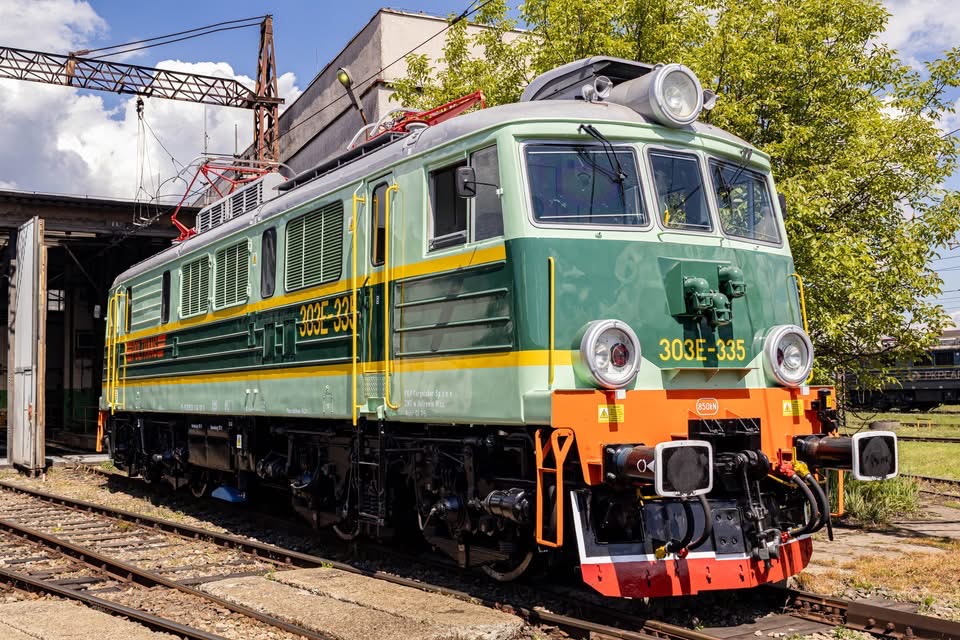 Lokomotywa 303E-335 po naprawie głównej P5 w Zakładzie Napraw Lokomotyw PKP CARGOTABOR w Ostrowie Wielkopolskim